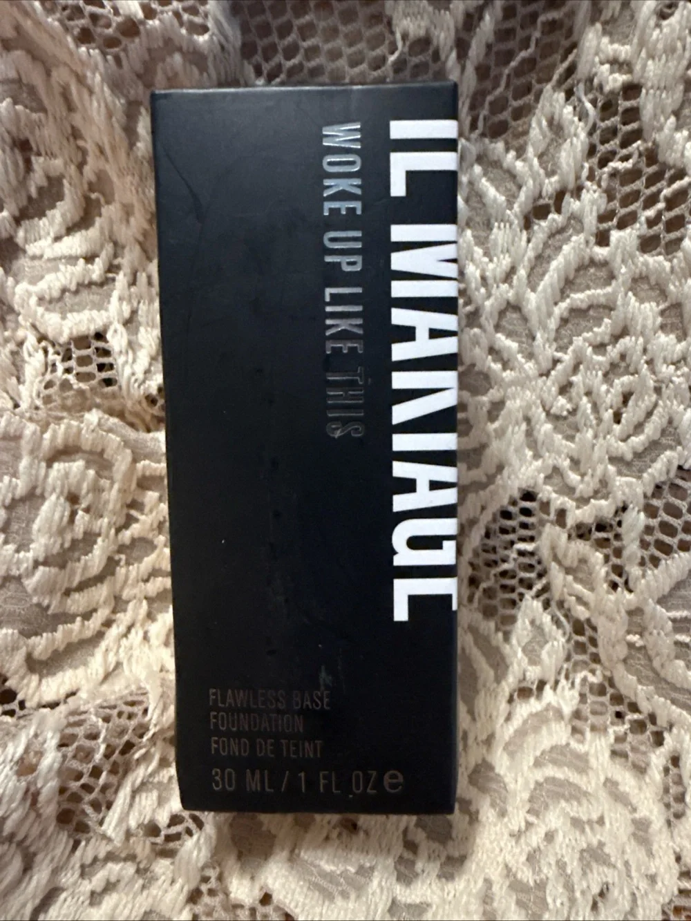 IL MAKIAGE Flawless Base Foundation - Black and White Packaging